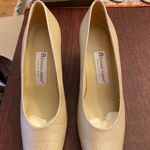 Etienne Aigner pumps